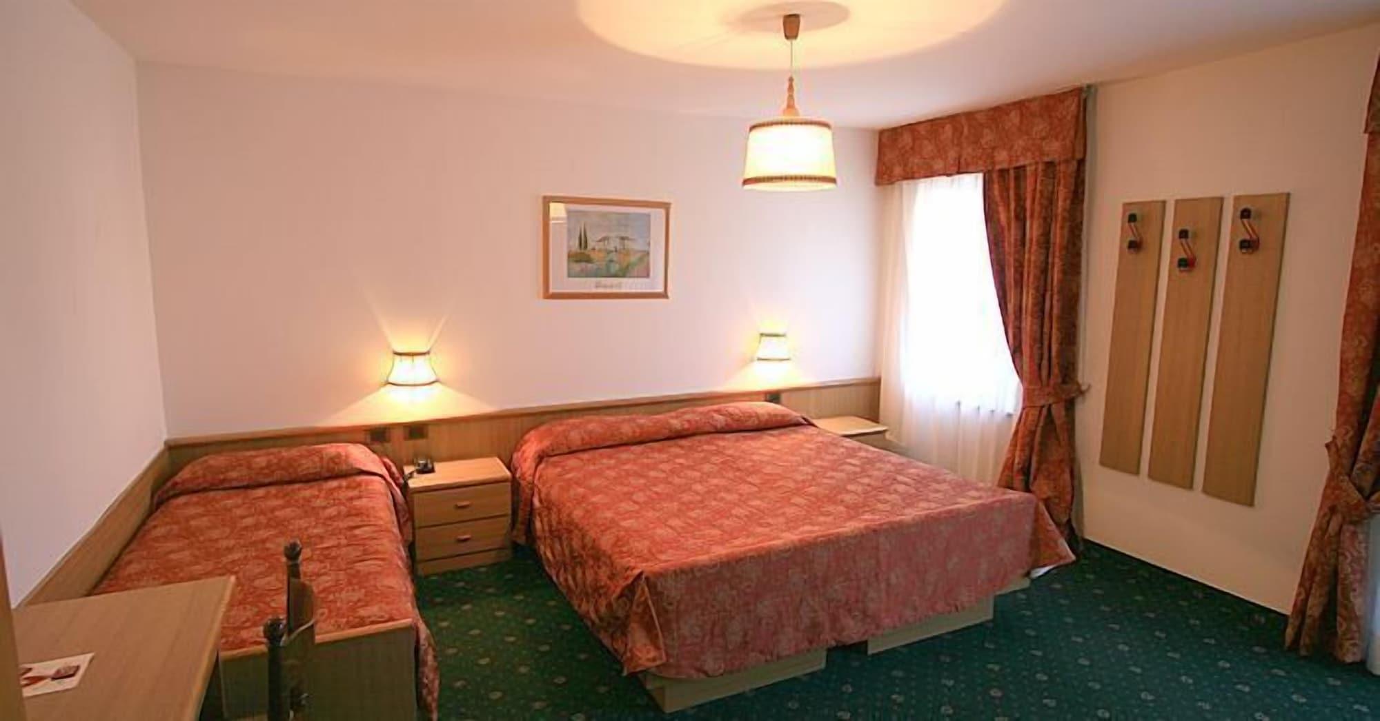 Hotel Arnika Pozza di Fassa Luaran gambar