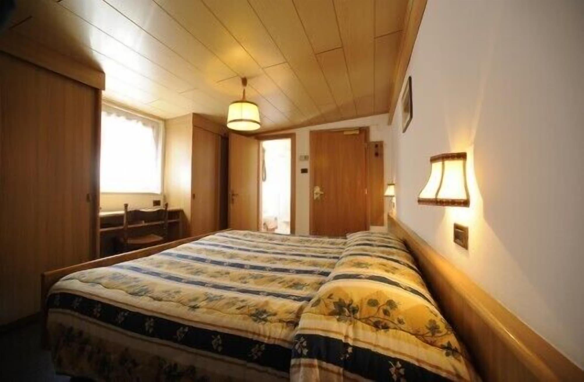 Hotel Arnika Pozza di Fassa Luaran gambar
