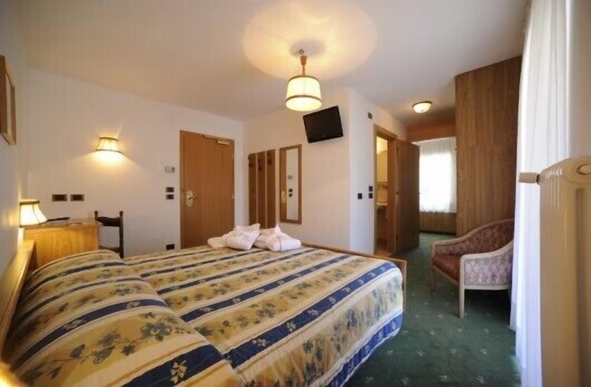 Hotel Arnika Pozza di Fassa Luaran gambar