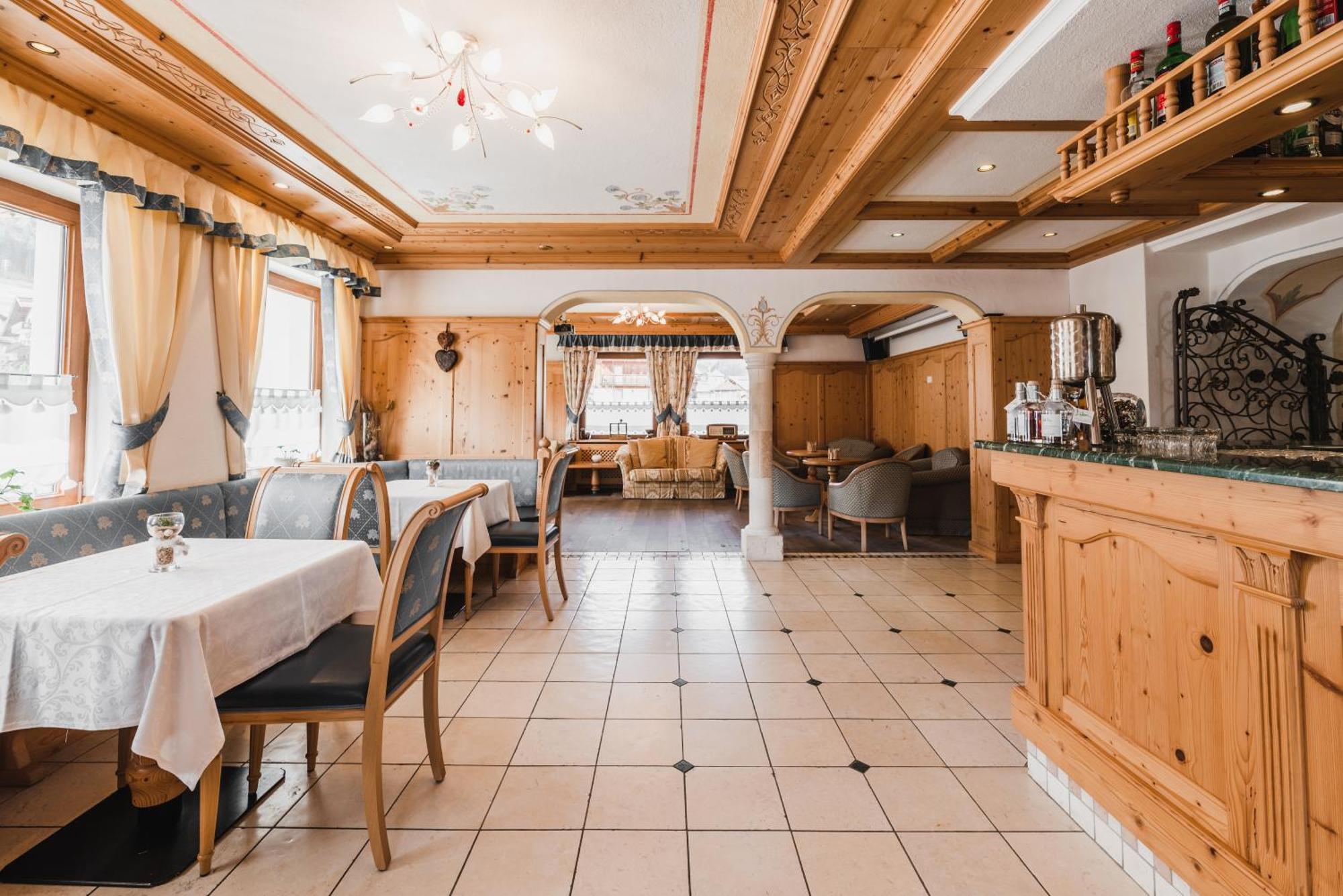 Hotel Arnika Pozza di Fassa Luaran gambar